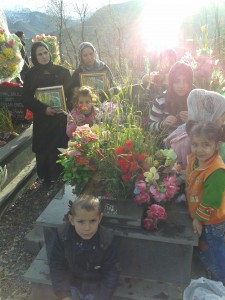 Pakize Kaplan, with the light headscarf, next to the grave of her husband Osman. (pic by me, click to enlarge)