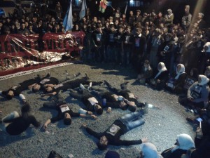 Students fall on the ground one by one to symbolize the Uludere/Roboski massacre. (pic by me, click to enlarge)