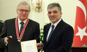 Van der Linden (l) vlak na het in ontvangst nemen van de onderscheiding.