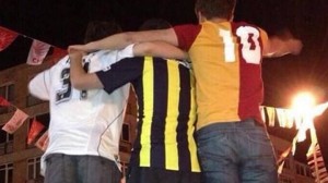 Cengiz Aktar: 'Zelfs groepen die elkaar doorgaans bestrijden, staan nu zij aan zij.' Zie hier fans van Istanbuls voetbalclubs Besiktas, Fenerbahce en Galatasaray, die elkaar normaal fel bestrijden.