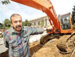 BDP-politicus Sirri Süreyya Önder houdt eigenhandig bomenkap tegen in Gezipark, 31 mei 2013.