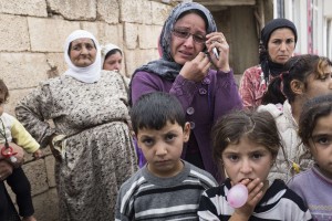 Refugees from Kobani try to keep in touch with their relatives, who are locked up by Turkey. Suruc, 18 October 2014. Copyright photo: Jodi Hilton